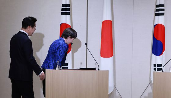 국기에 예 표하는 다카이치 日총리