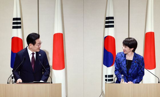 마주 보는 한일 정상 '공동언론발표'