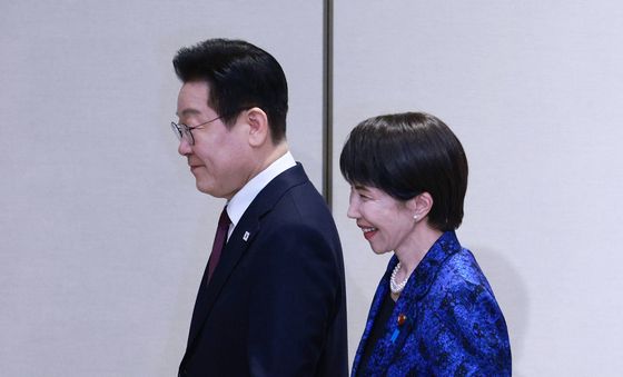 나란히 이동하는 한일 정상