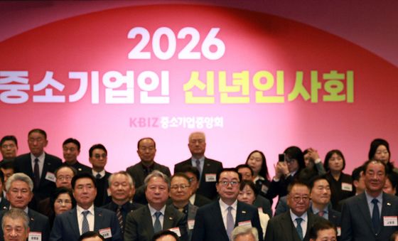 손 맞잡는 김기문 중기중앙회장과 여야 대표