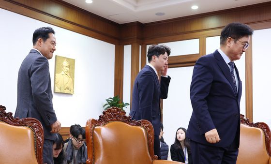 자리 향하는 우원식·장동혁·이준석