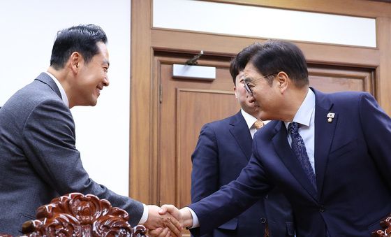 악수하는 우원식·장동혁