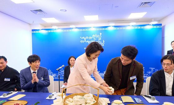 한국에서 손수 준비한 다과 나눠주는 김혜경 여사