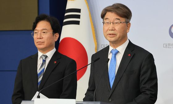 브리핑하는 김지형 경사노위 위원장