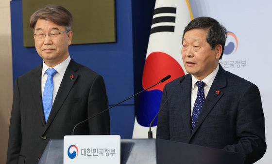 브리핑하는 박수근 중노위 위원장