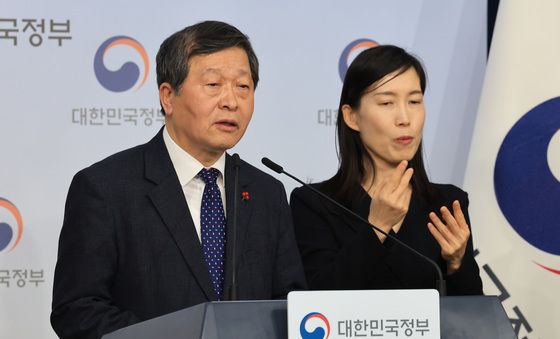 브리핑하는 박수근 중노위 위원장