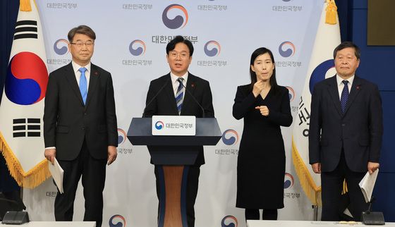 브리핑 나선 김영훈 장관