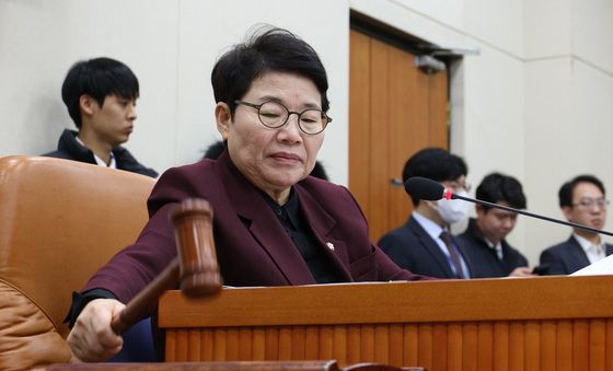이혜훈 청문회 계획서 채택하는 임이자 위원장