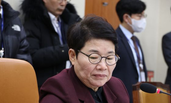 의사봉 두드리는 임이자 위원장