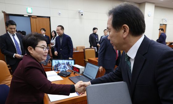 악수하는 임이자·정태호