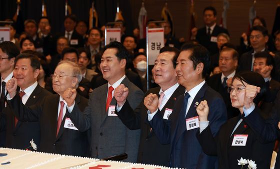 참석자들과 기념 촬영하는 정청래·장동혁