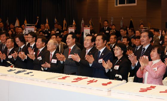 중소기업인 신년인사회 손뼉치는 정청래·장동혁