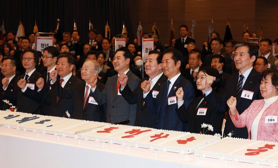 기념 촬영하는 중소기업인 신년인사회 첨석자들