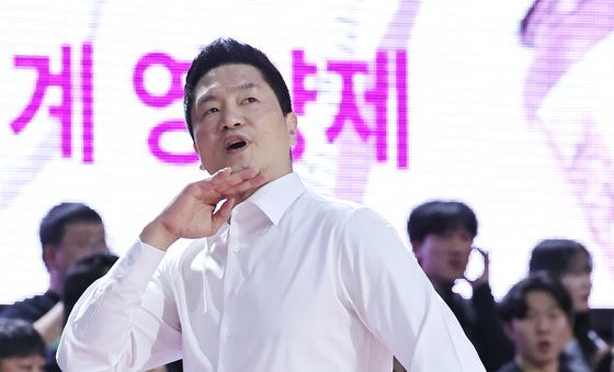 전광판 보는 전희철 감독