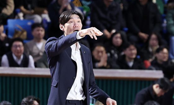 지시하는 김주성 DB 감독