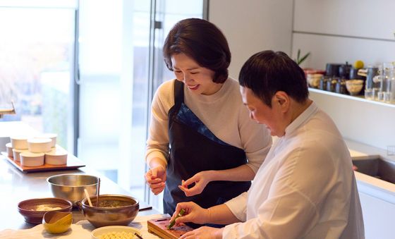 일본 순방 일정 위해 다과 만드는 김혜경 여사