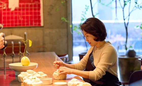 일본 순방 일정 위해 다과 만드는 김혜경 여사