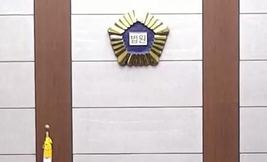 재판부 앞 지나는 윤석열 전 대통령