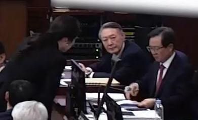 윤갑근·김계리 변호사 바라보는 윤석열 전 대통령