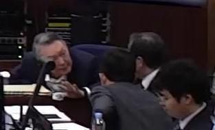 변호인단과 대화 나누는 윤석열 전 대통령