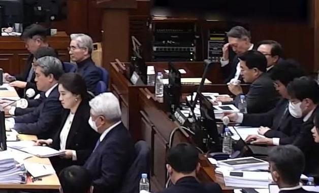 이마 매만지는 윤석열 전 대통령