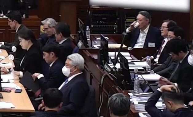 목 축이는 윤석열 전 대통령