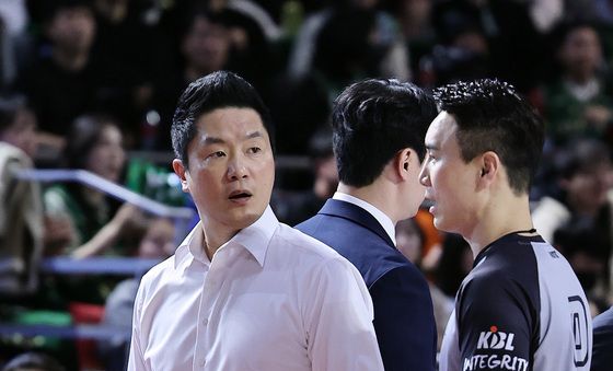 항의하는 전희철 감독