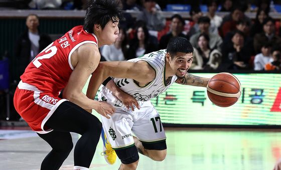 드리블 돌파하는 DB 알바노