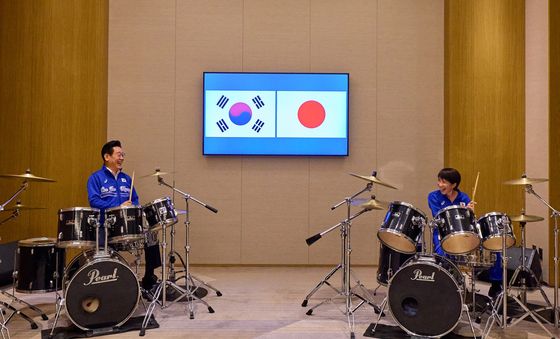 한일 정상 '즉석 드럼 협주'