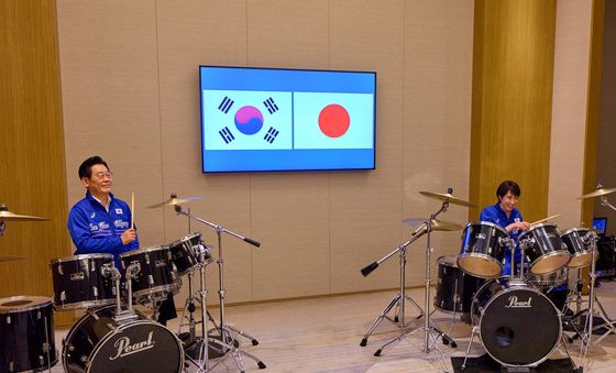 드럼 협주하는 한일 정상