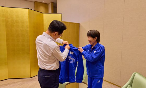 푸른색 유니폼 착용하는 이재명 대통령