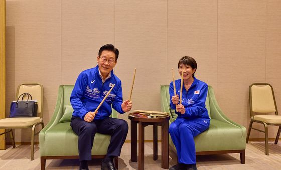 드럼 스틱 든 한일 정상