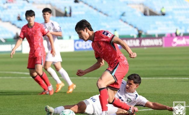 우즈벡 측면 공략하는 김도현