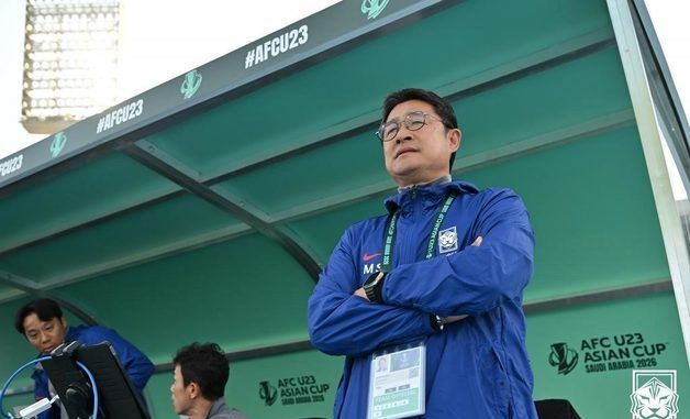 피치 바라보는 이민성 감독