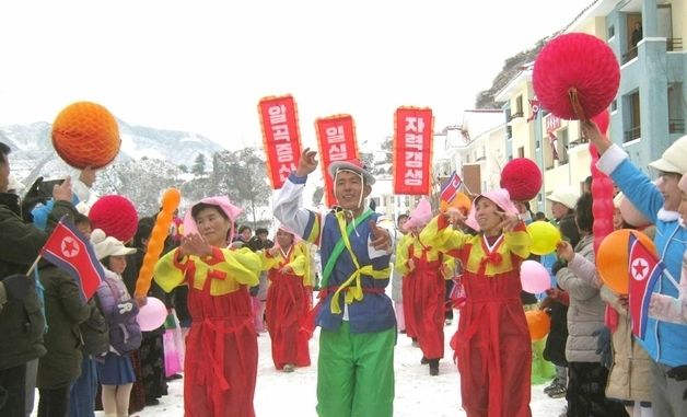 北 녕원군 문곡축산농장서 새집들이…"웃음소리 넘쳐나는 사회주의 농촌마을"