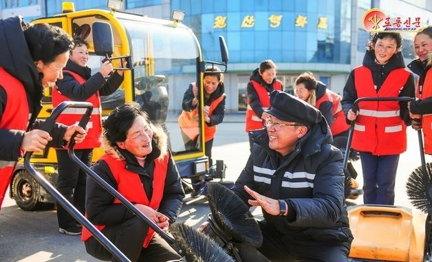 北, 원산시도로시설관리소 조명…"뜨거운 애국의 마음으로"