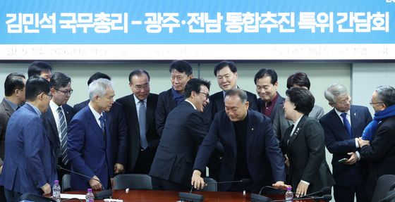 광주·전남 의원들과 인사하는 김민석