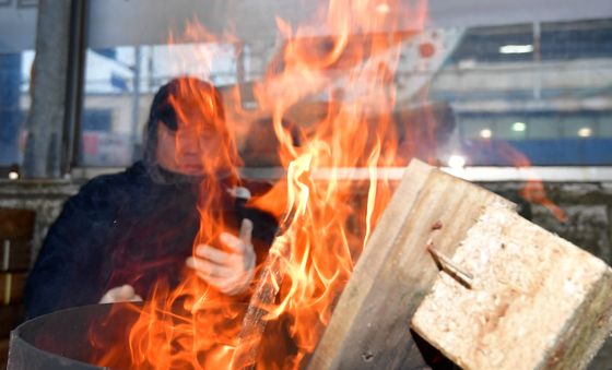 모닥불에 언몸 녹이는 상인들