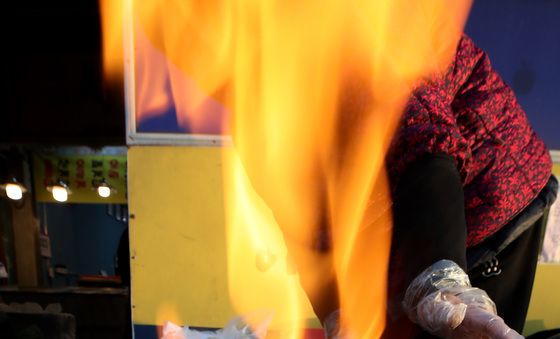 모닥불 쬐는 상인