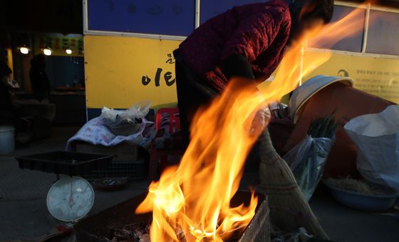 모닥불 쬐는 상인