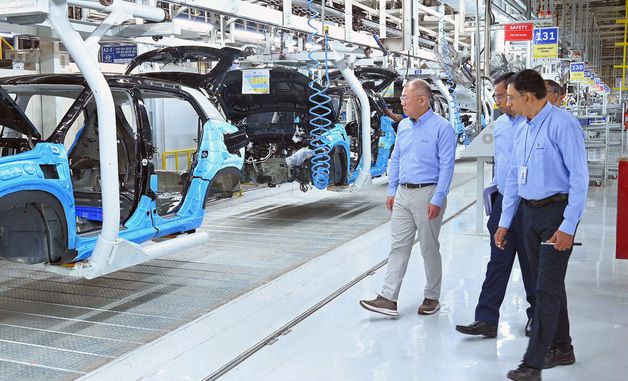 현대차 인도 공장 점검하는 정의선 회장