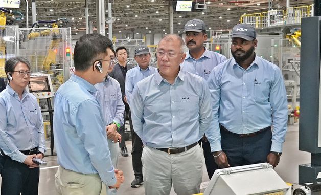 기아 인도 공장 현장점검 나선 정의선 회장