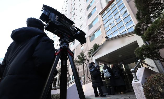 '비위 의혹' 김병기 자택 압수수색 기다리는 취재진