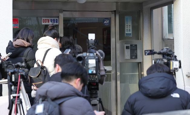 '비위 의혹' 김병기 자택 압수수색 기다리는 취재진