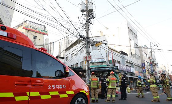 거미줄처럼 엉킨 전선 '화재 주의'