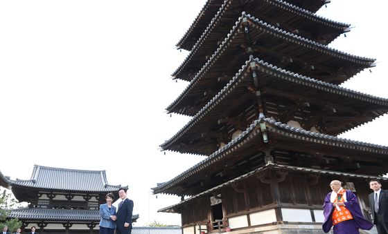 호류지에서 손 맞잡은 한일 정상