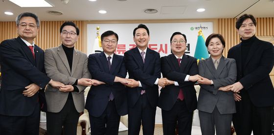 손 맞잡은 대전시-국민의힘