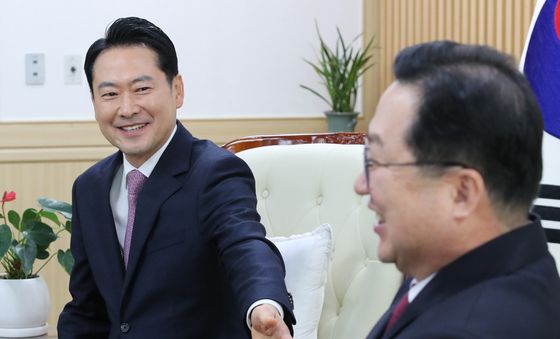 이장우 대전시장과 대화하는 장동혁 대표