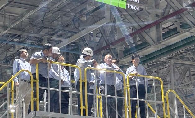 인도 푸네공장 생산 라인 점검하는 정의선 회장