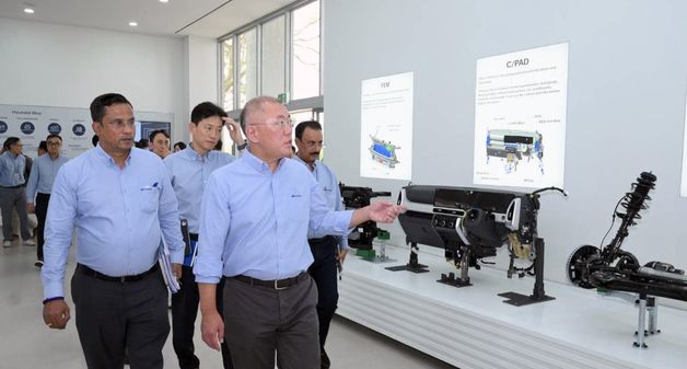 자동차 부품 점검하는 정의선 현대차그룹 회장